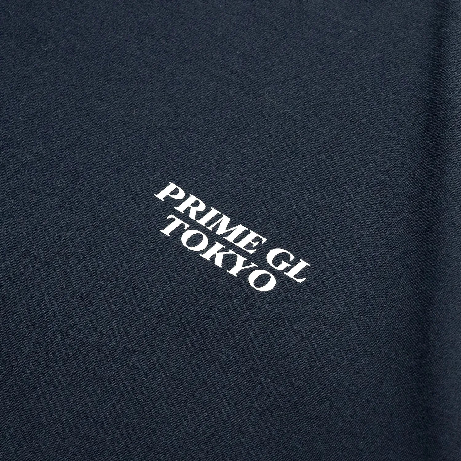 PrimeのTシャツ「SOUVENIER STAFF TEE」のNAVYカラーの正面デザインの写真