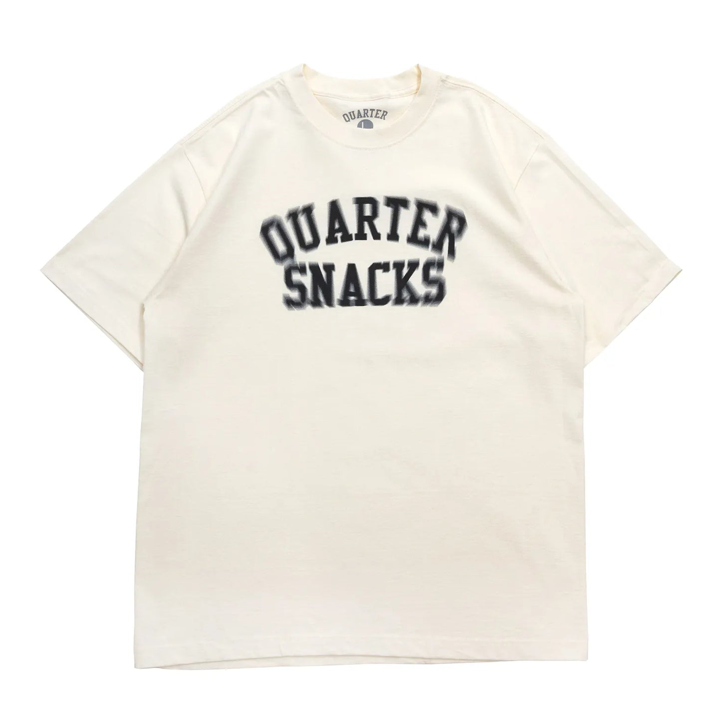 QUARTER SNACKS(クォータースナックス)のCREAMカラーのTシャツ「MOTION ARCH S/S TEE」の正面からの商品写真