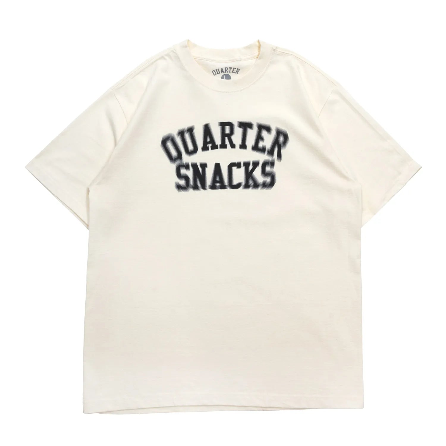 QUARTER SNACKS(クォータースナックス)のCREAMカラーのTシャツ「MOTION ARCH S/S TEE」の正面からの商品写真