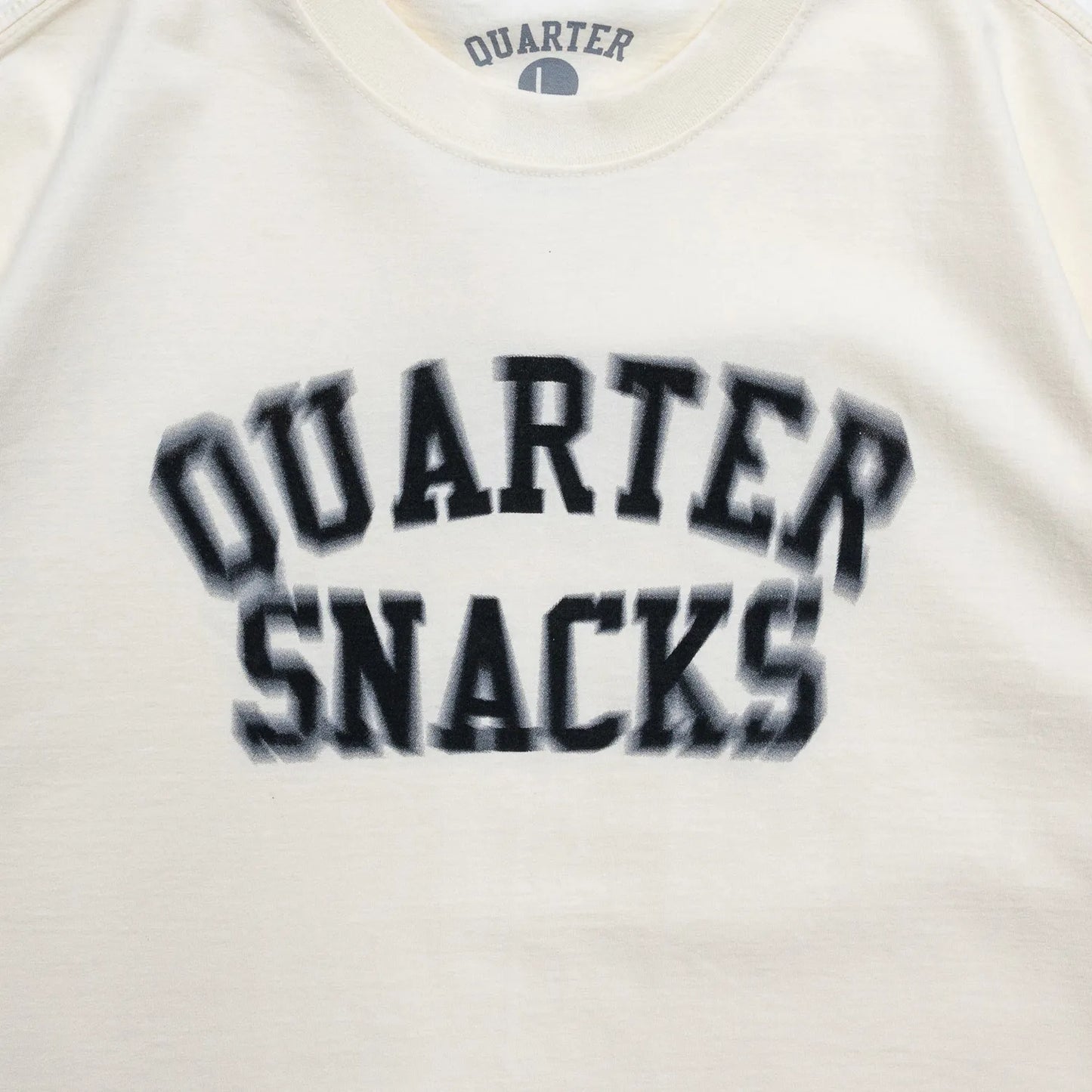 QUARTER SNACKS(クォータースナックス)のCREAMカラーのTシャツ「MOTION ARCH S/S TEE」の正面のデザイン写真