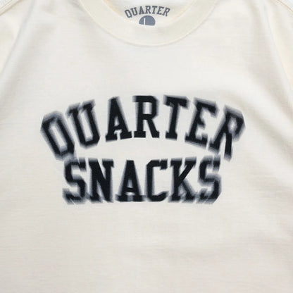 QUARTER SNACKS(クォータースナックス)のCREAMカラーのTシャツ「MOTION ARCH S/S TEE」の正面のデザイン写真