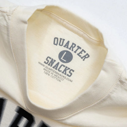 QUARTER SNACKS(クォータースナックス)のCREAMカラーのTシャツ「MOTION ARCH S/S TEE」の襟元の写真