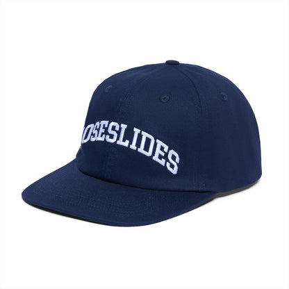 QUARTERSNACKS(クォータースナックス)の6パネルキャップ「NOSESLIDES CAP」のNAVYカラーの斜めからの商品写真
