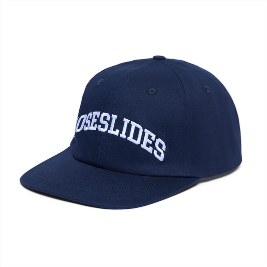 QUARTERSNACKS(クォータースナックス)の6パネルキャップ「NOSESLIDES CAP」のNAVYカラーの斜めからの商品写真