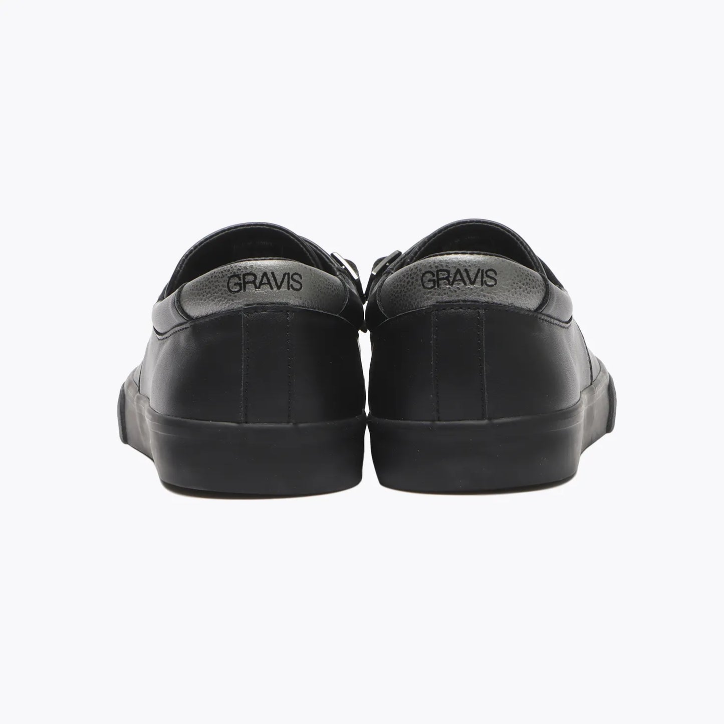 GRAVIS SKATEBOARDING(グラビススケートボーディング)のレザー素材のスケートボード・スケボーシューズ「REVERSE MONK STRAP LEATHER」のBLACK/BLACKの背面からの商品写真