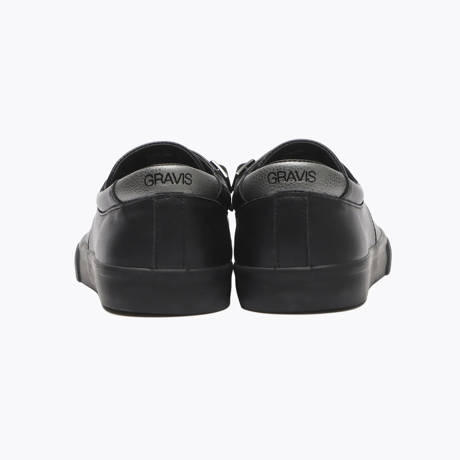 GRAVIS SKATEBOARDING(グラビススケートボーディング)のレザー素材のスケートボード・スケボーシューズ「REVERSE MONK STRAP LEATHER」のBLACK/BLACKの背面からの商品写真
