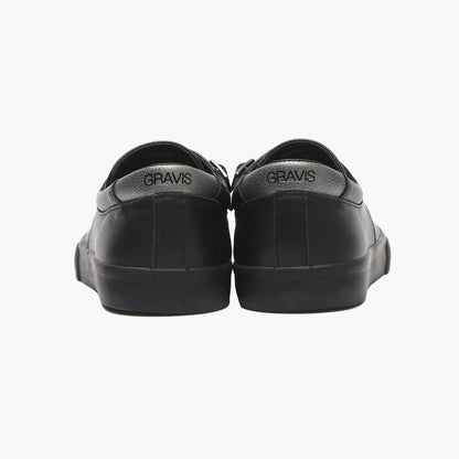 GRAVIS SKATEBOARDING(グラビススケートボーディング)のレザー素材のスケートボード・スケボーシューズ「REVERSE MONK STRAP LEATHER」のBLACK/BLACKの背面からの商品写真