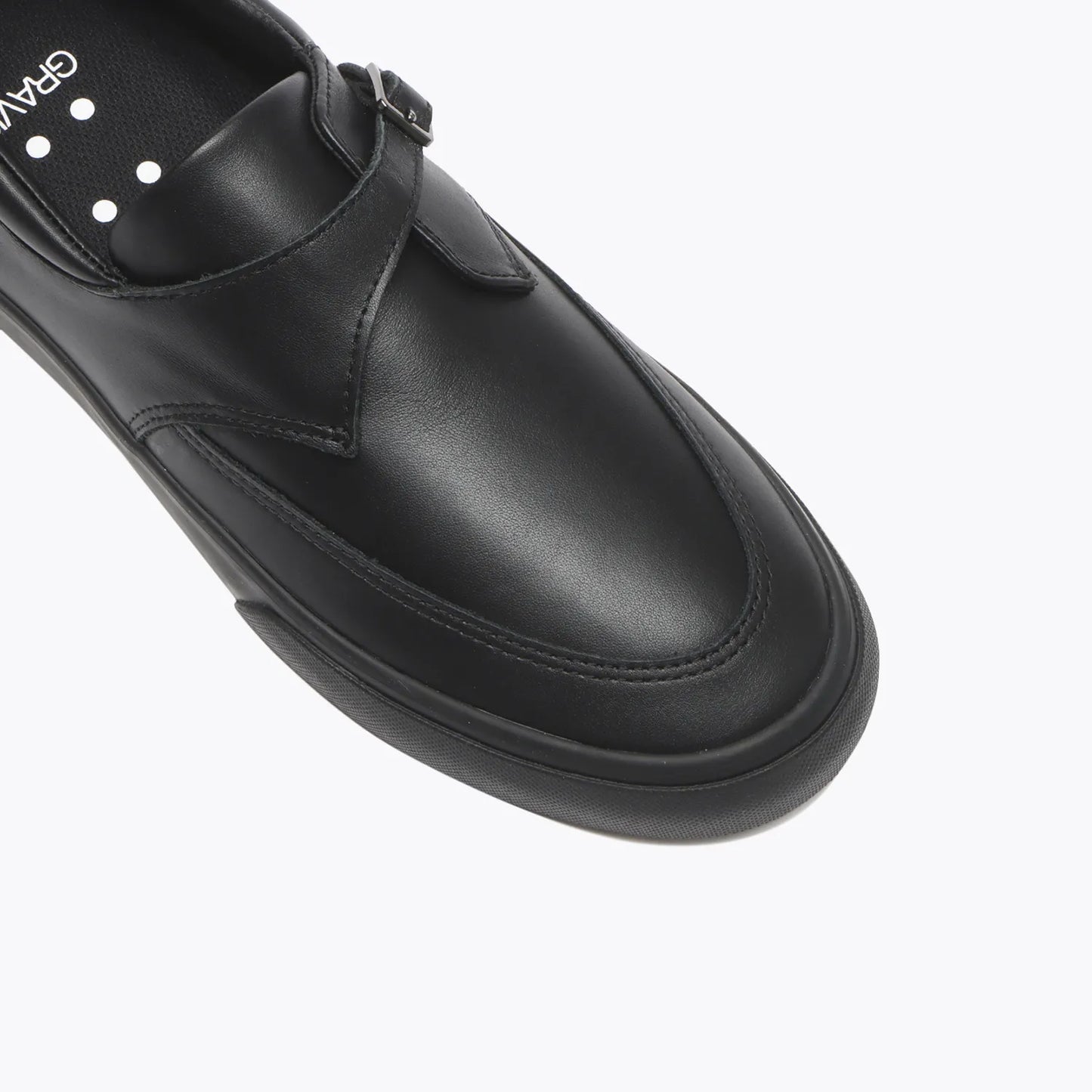 GRAVIS SKATEBOARDING(グラビススケートボーディング)のレザー素材のスケートボード・スケボーシューズ「REVERSE MONK STRAP LEATHER」のBLACK/BLACKのつま先の写真