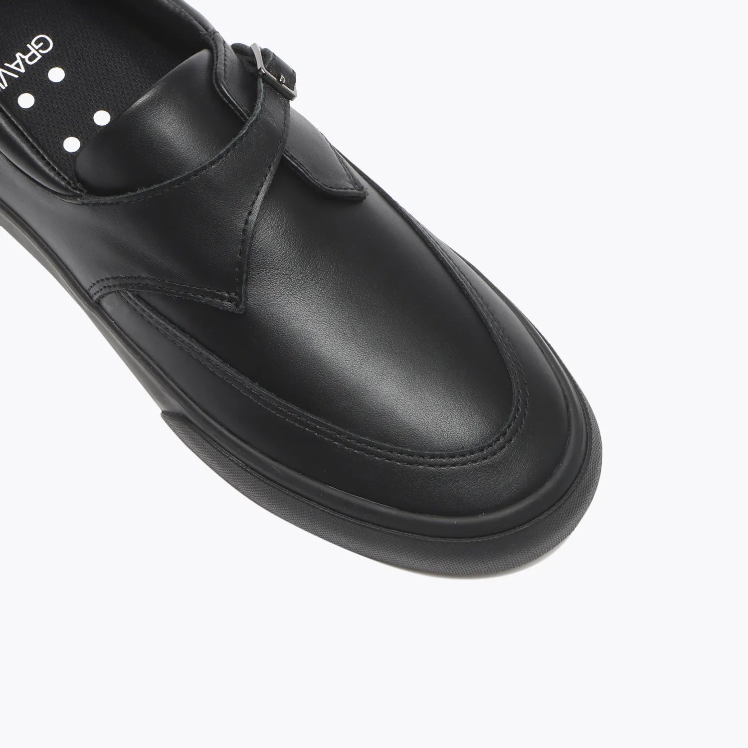 GRAVIS SKATEBOARDING(グラビススケートボーディング)のレザー素材のスケートボード・スケボーシューズ「REVERSE MONK STRAP LEATHER」のBLACK/BLACKのつま先の写真