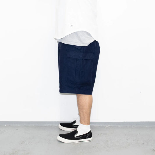 名作M-65をファットなシルエットにPrimeが理プロダクトした自信作「M-65 REMAKE CARGO SHORTS」の「NAVY」カラーの側面からの着用写真