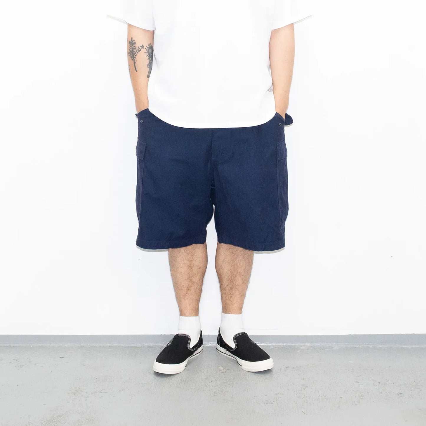 名作M-65をファットなシルエットにPrimeが理プロダクトした自信作「M-65 REMAKE CARGO SHORTS」の「NAVY」カラーの正面からの着用写真