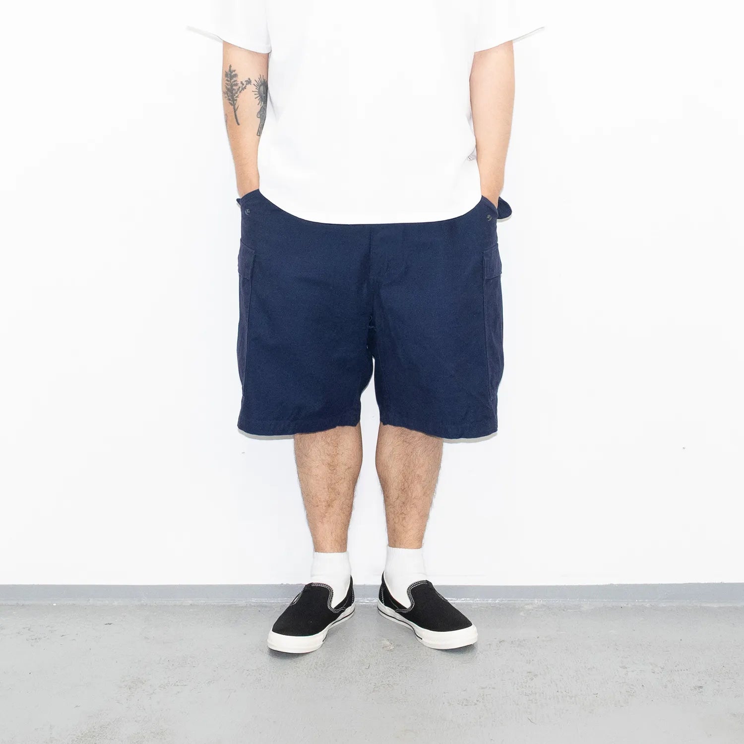 名作M-65をファットなシルエットにPrimeが理プロダクトした自信作「M-65 REMAKE CARGO SHORTS」の「NAVY」カラーの正面からの着用写真