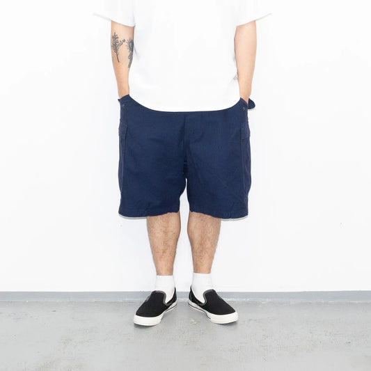 名作M-65をファットなシルエットにPrimeが理プロダクトした自信作「M-65 REMAKE CARGO SHORTS」の「NAVY」カラーの正面からの着用写真