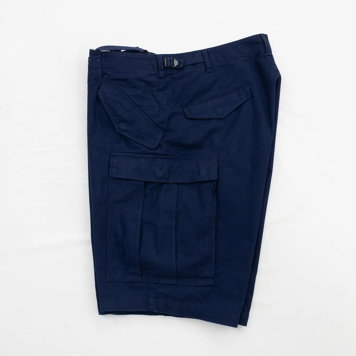名作M-65をファットなシルエットにPrimeが理プロダクトした自信作「M-65 REMAKE CARGO SHORTS」の「NAVY」カラーの側面からの商品写真