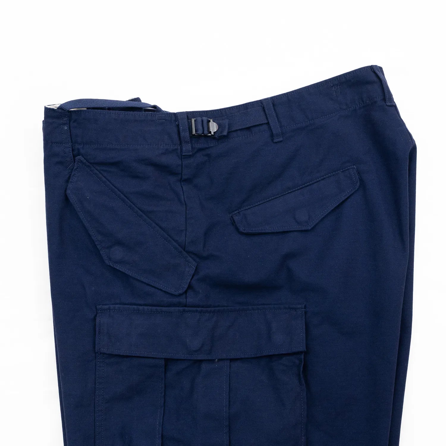 名作M-65をファットなシルエットにPrimeが理プロダクトした自信作「M-65 REMAKE CARGO SHORTS」の「NAVY」カラーのウエスト部分アジャスターの写真
