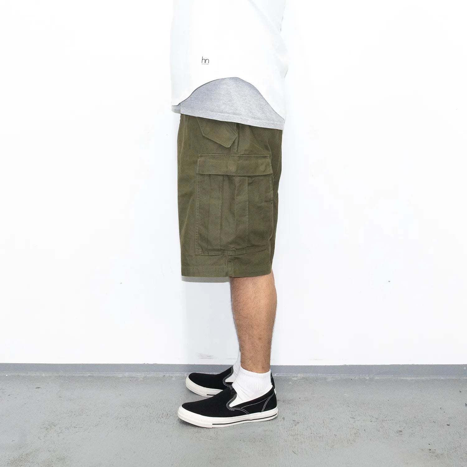 名作M-65をファットなシルエットにPrimeがリプロダクトした自信作「M-65 REMAKE CARGO SHORTS」の「OLIVE DRAB」カラーの側面からの着用写真