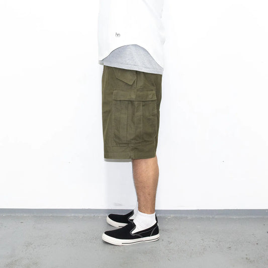 名作M-65をファットなシルエットにPrimeがリプロダクトした自信作「M-65 REMAKE CARGO SHORTS」の「OLIVE DRAB」カラーの側面からの着用写真