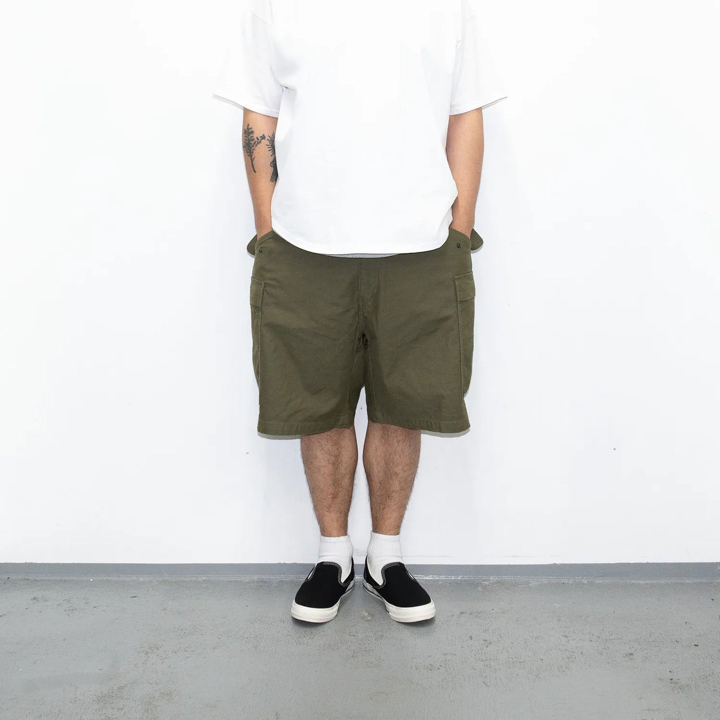 名作M-65をファットなシルエットにPrimeがリプロダクトした自信作「M-65 REMAKE CARGO SHORTS」の「OLIVE DRAB」カラーの正面からの着用写真