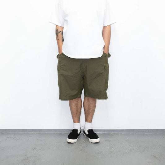 名作M-65をファットなシルエットにPrimeがリプロダクトした自信作「M-65 REMAKE CARGO SHORTS」の「OLIVE DRAB」カラーの正面からの着用写真