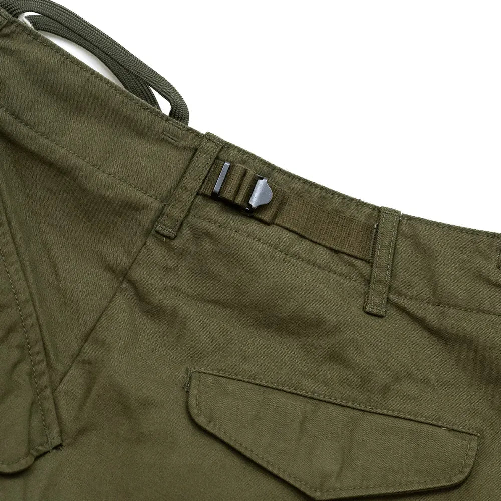 名作M-65をファットなシルエットにPrimeが理プロダクトした自信作「M-65 REMAKE CARGO SHORTS」の「OLIVE DRAB」カラーのウエスト部部にあるアジャスターの写真