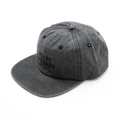 「SCI-FI FANTASY」のキャップ「WASHED LOGO CAP」のBLACKカラーの斜からの写真