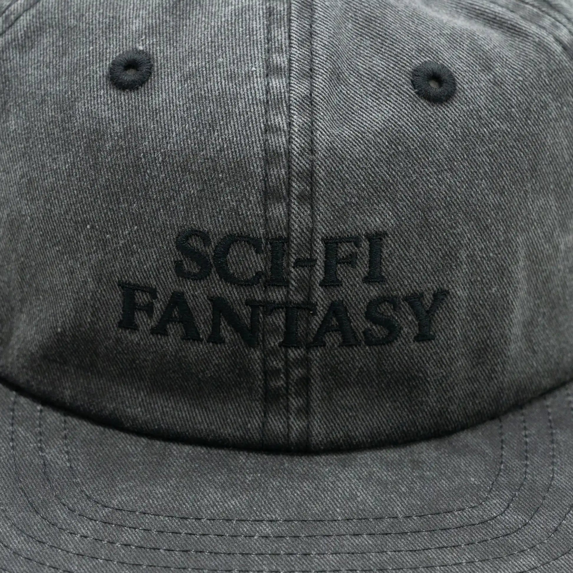 「SCI-FI FANTASY」のキャップ「WASHED LOGO CAP」のBLACKカラーの正面デザイン写真