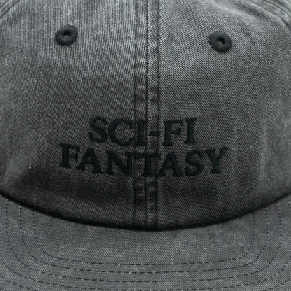 「SCI-FI FANTASY」のキャップ「WASHED LOGO CAP」のBLACKカラーの正面デザイン写真