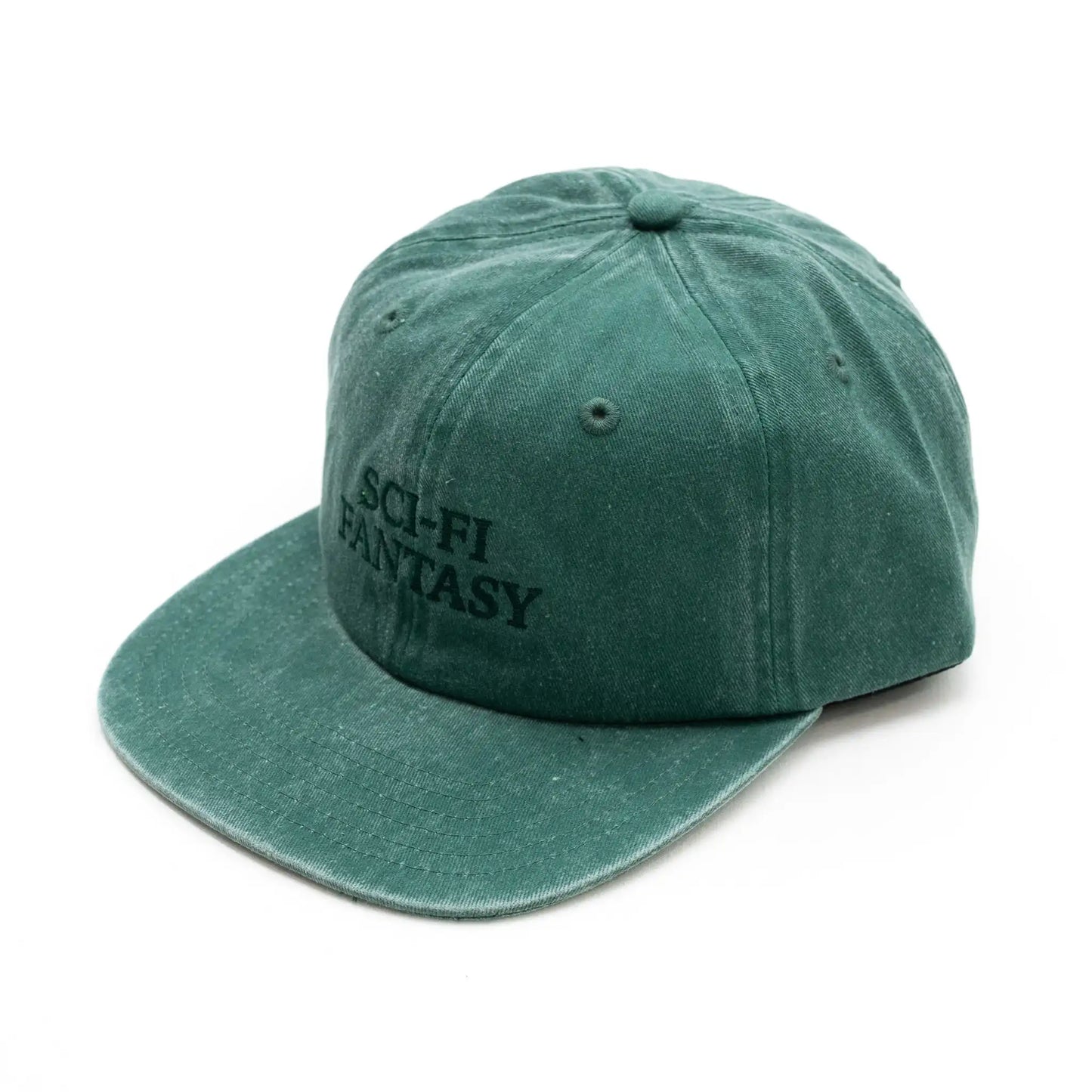 「SCI-FI FANTASY」のキャップ「WASHED LOGO CAP」のGREENカラーの斜からの写真