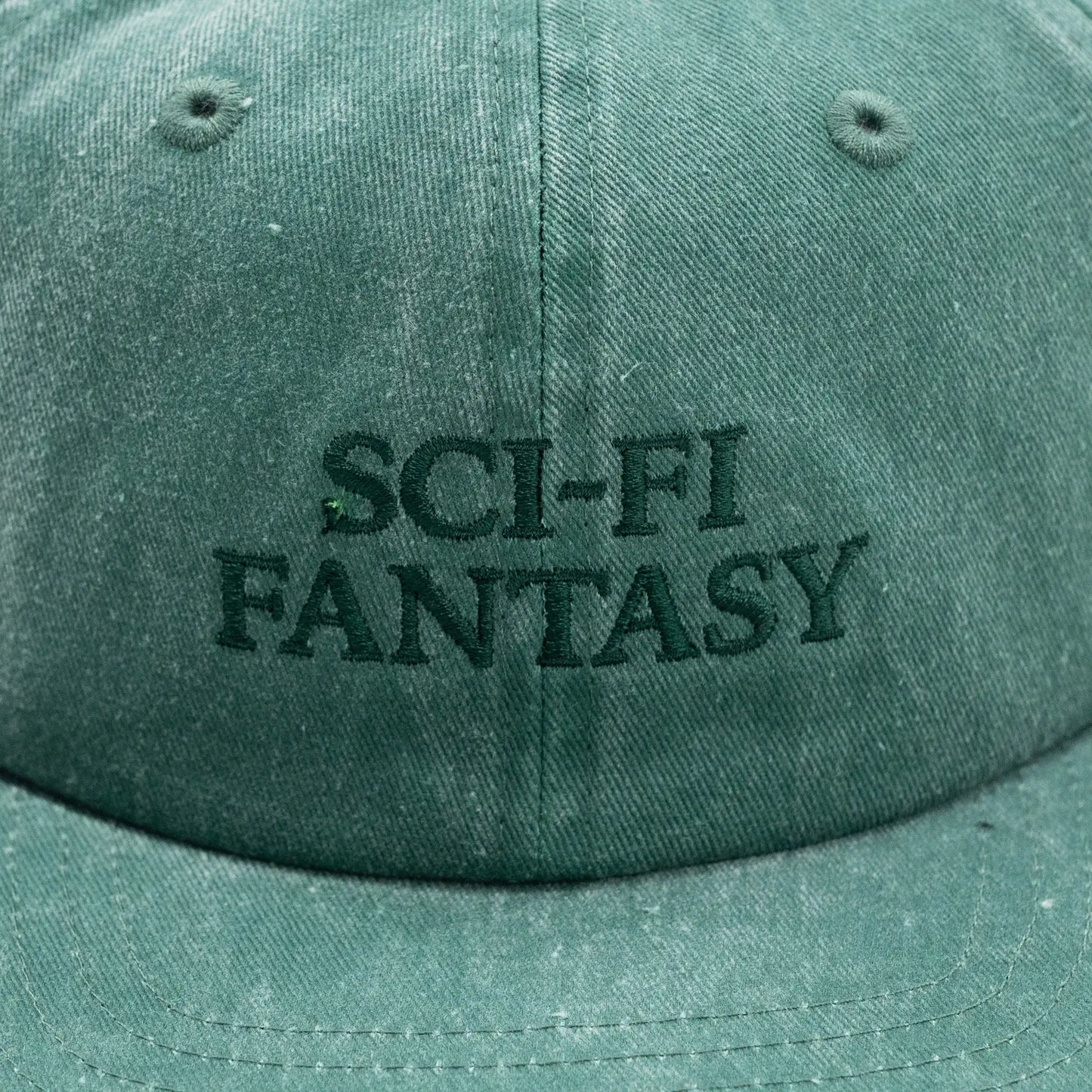 「SCI-FI FANTASY」のキャップ「WASHED LOGO CAP」のGREENカラーの正面デザイン写真