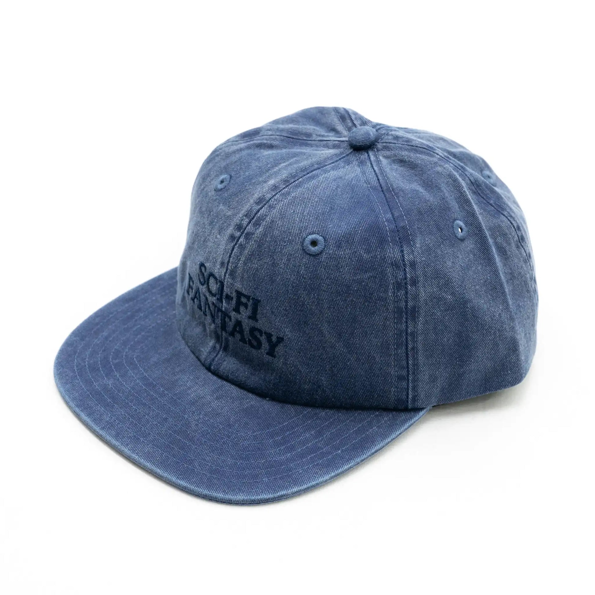 「SCI-FI FANTASY」のキャップ「WASHED LOGO CAP」のNAVYカラーの斜からの写真