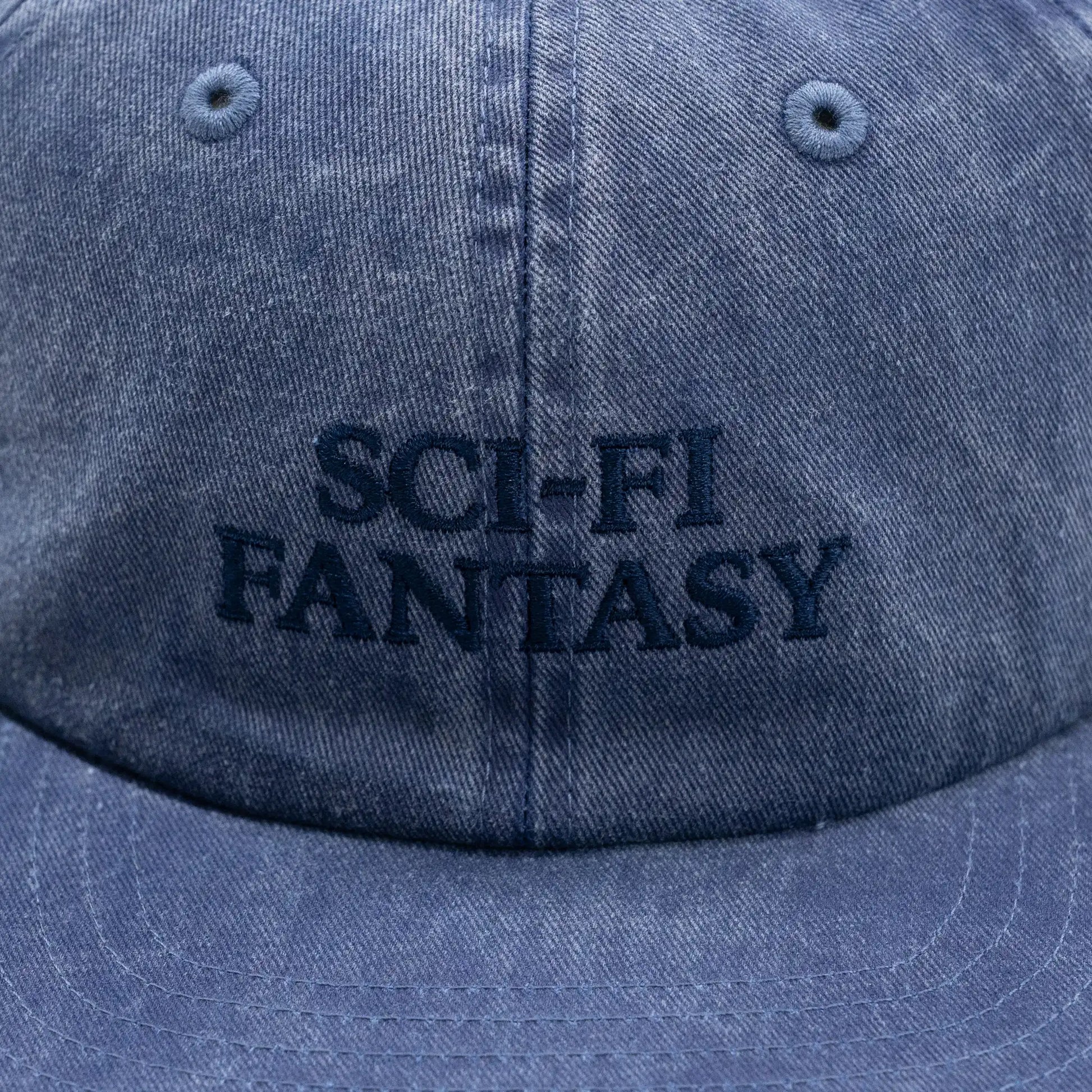 「SCI-FI FANTASY」のキャップ「WASHED LOGO CAP」のNAVYカラーの正面デザイン写真