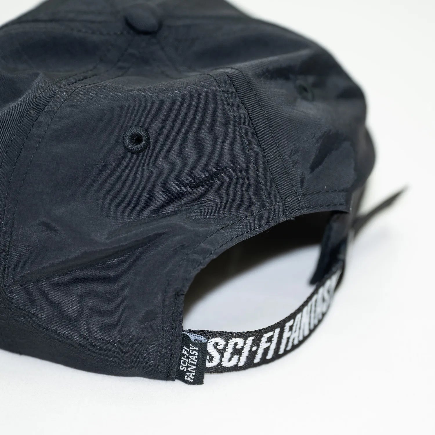SCI-FI FANTASYのフロントにデザインがプリントされたナイロン製キャップ「EXTREME DESIGN HAT」のBLACKカラーのアジャスターデザインの写真