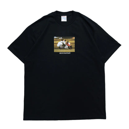 SCI-FI FANTASYのフロントとバック襟下にデザインがプリントされたTシャツ「A MOMENT OF ROMANCE TEE」のBLACKカラーの正面からの商品写真