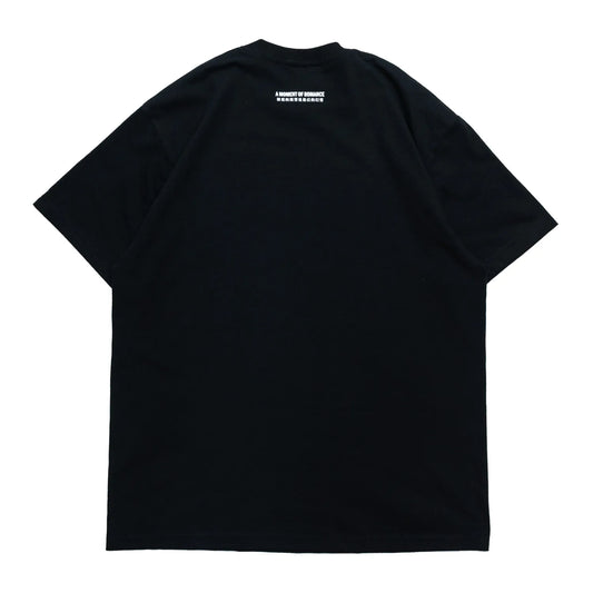 SCI-FI FANTASYのフロントとバック襟下にデザインがプリントされたTシャツ「A MOMENT OF ROMANCE TEE」のBLACKカラーの背面からの商品写真
