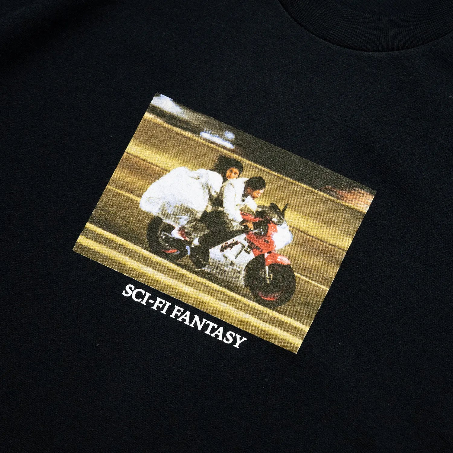 SCI-FI FANTASYのフロントとバック襟下にデザインがプリントされたTシャツ「A MOMENT OF ROMANCE TEE」のBLACKカラーの正面デザイン写真