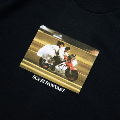 SCI-FI FANTASYのフロントとバック襟下にデザインがプリントされたTシャツ「A MOMENT OF ROMANCE TEE」のBLACKカラーの正面デザイン写真