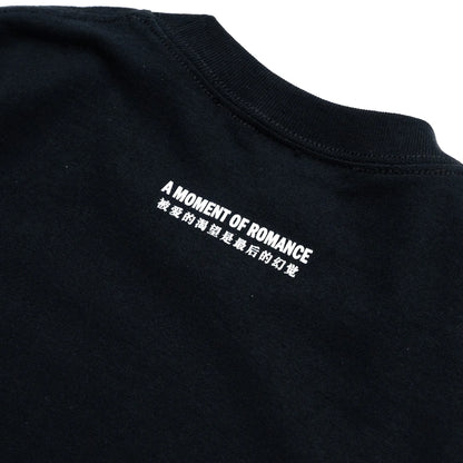 SCI-FI FANTASYのフロントとバック襟下にデザインがプリントされたTシャツ「A MOMENT OF ROMANCE TEE」のBLACKカラーの背面デザイン写真