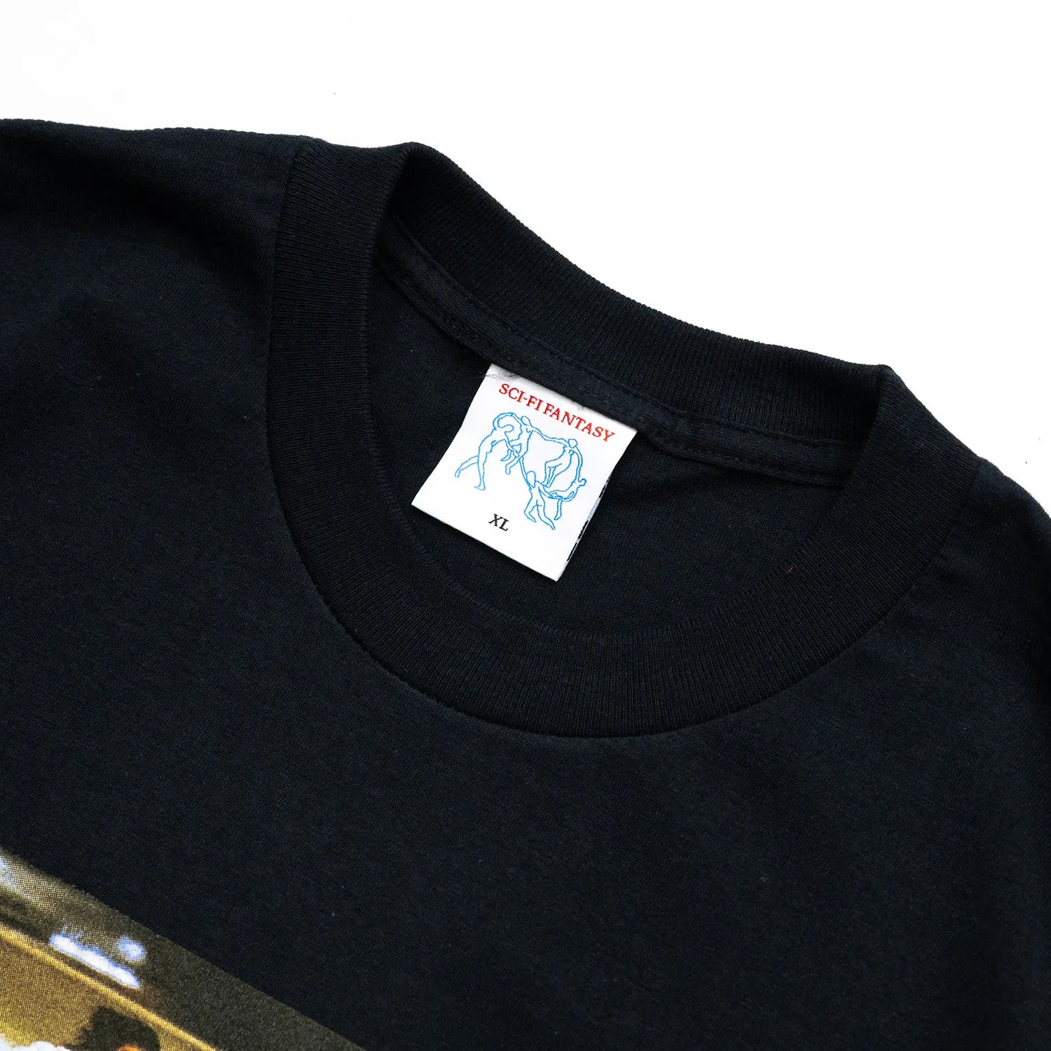 SCI-FI FANTASYのフロントとバック襟下にデザインがプリントされたTシャツ「A MOMENT OF ROMANCE TEE」のBLACKカラーの襟元の写真