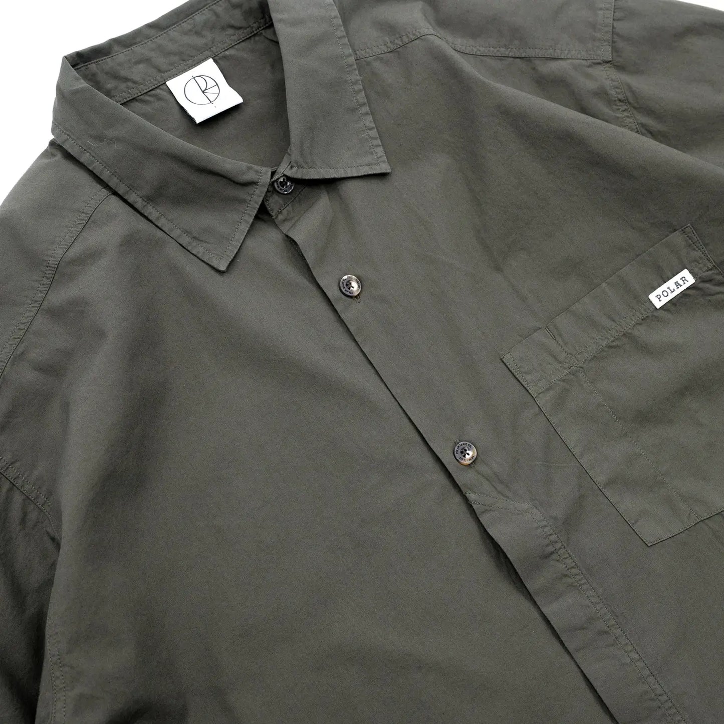 POLAR SKATE CO(ポーラー)のワイドなシルエットのコットン半袖シャツ「MITCH SHIRT」の「DIRTY BLACK」カラーの正面襟元の写真