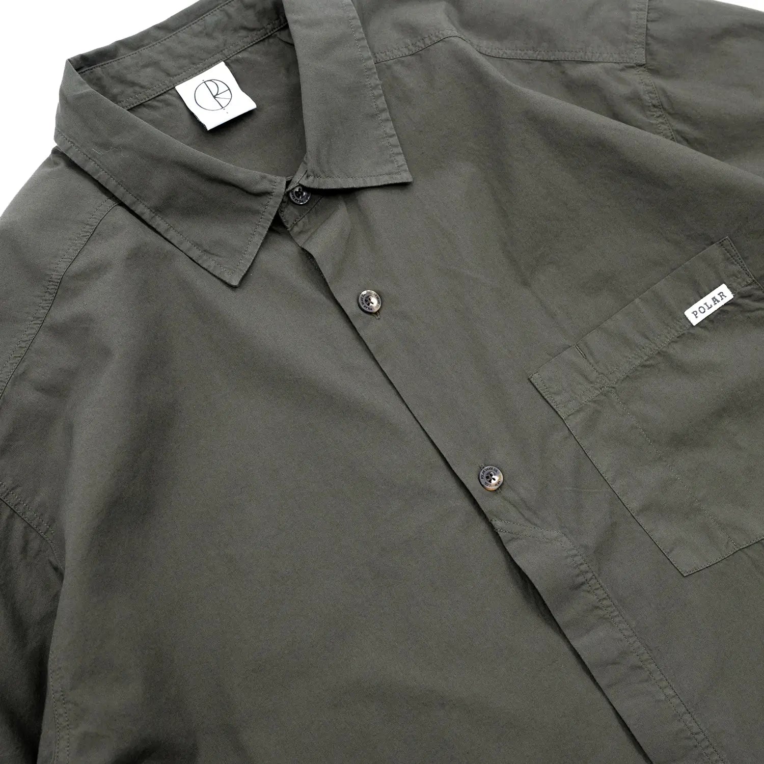 POLAR SKATE CO(ポーラー)のワイドなシルエットのコットン半袖シャツ「MITCH SHIRT」の「DIRTY BLACK」カラーの正面襟元の写真