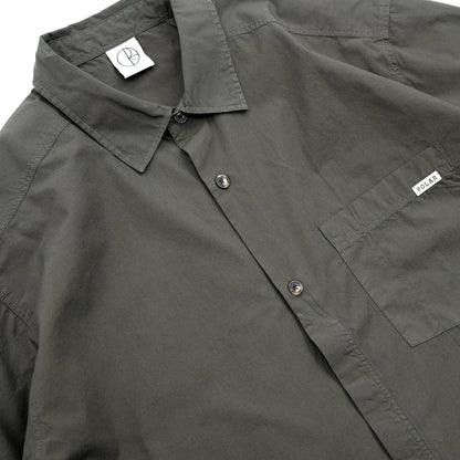 POLAR SKATE CO(ポーラー)のワイドなシルエットのコットン半袖シャツ「MITCH SHIRT」の「DIRTY BLACK」カラーの正面襟元の写真