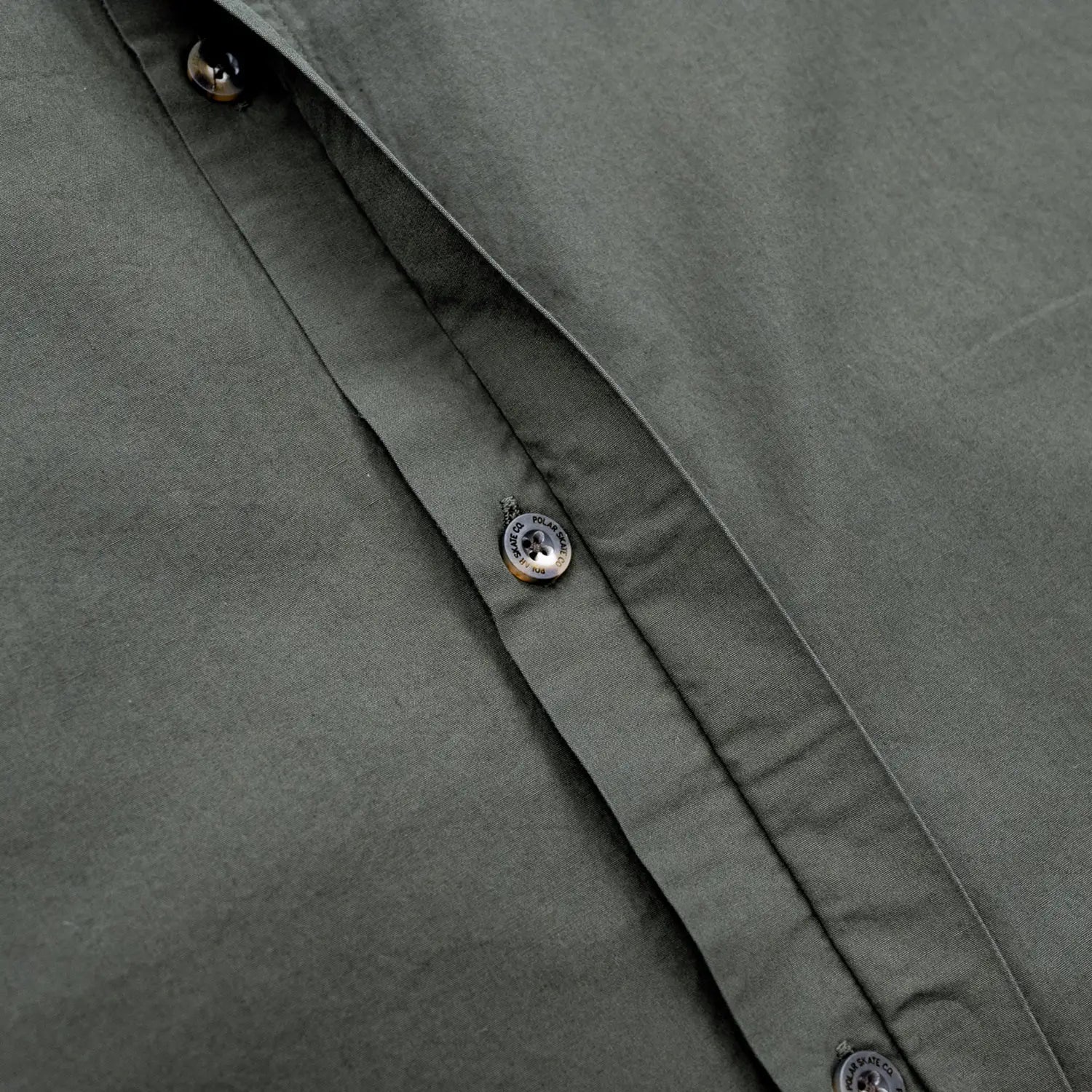 POLAR SKATE CO(ポーラー)のワイドなシルエットのコットン半袖シャツ「MITCH SHIRT」の「DIRTY BLACK」カラーのボタン部分の写真