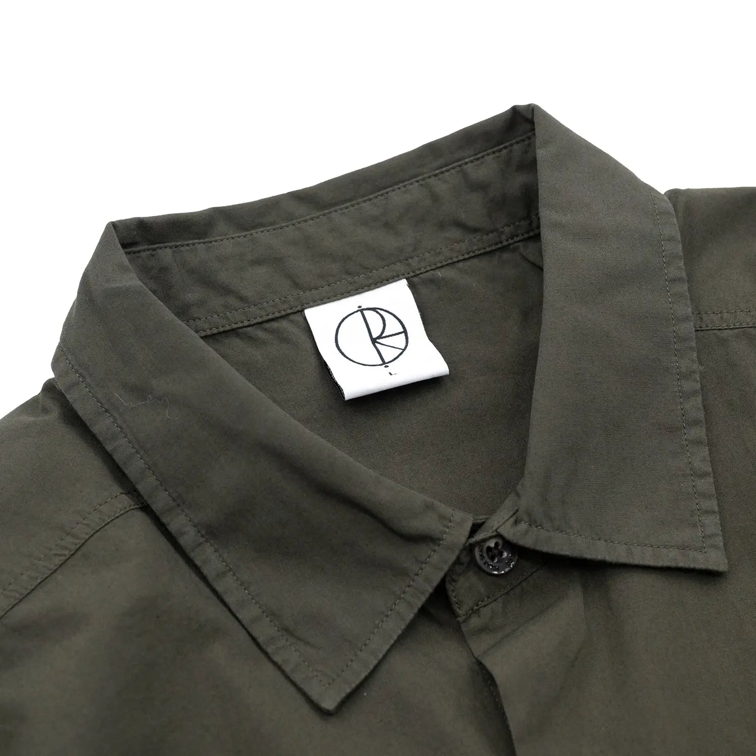 POLAR SKATE CO(ポーラー)のワイドなシルエットのコットン半袖シャツ「MITCH SHIRT」の「DIRTY BLACK」カラーのブランドタグの写真