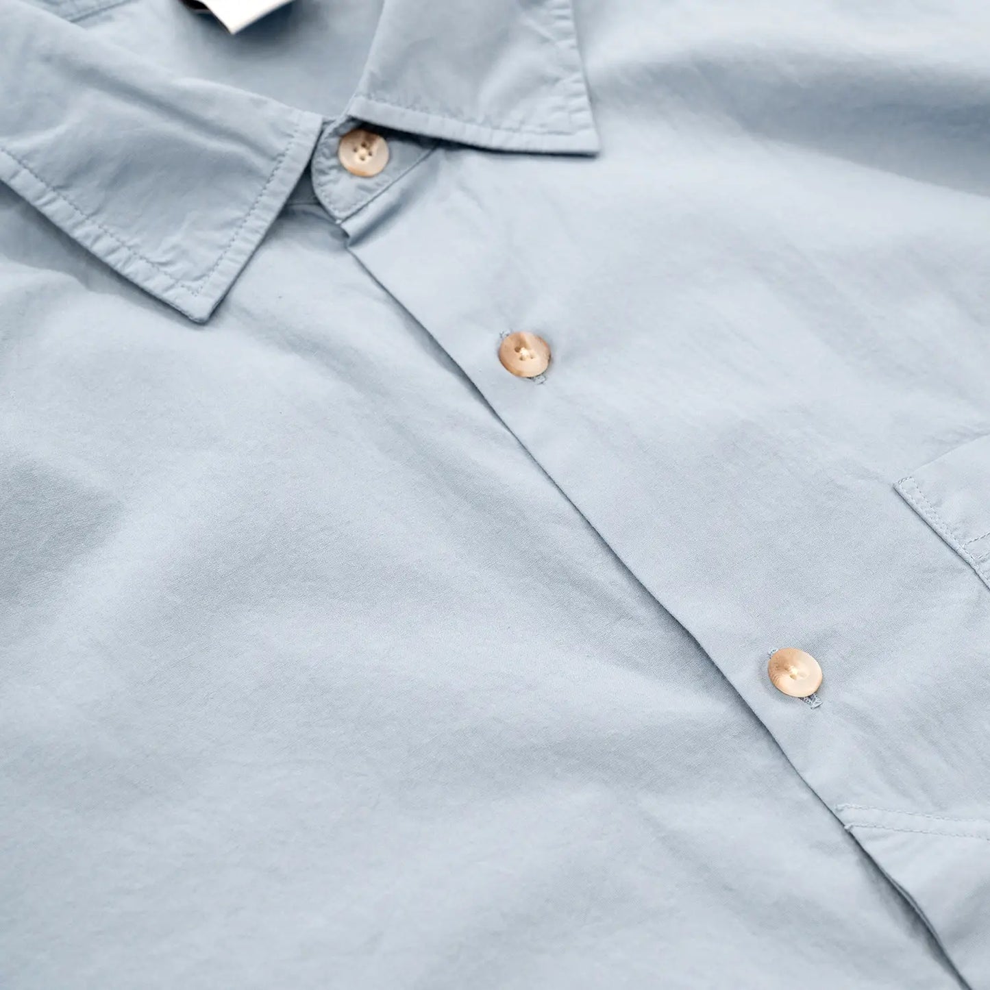 POLAR SKATE CO(ポーラー)のワイドなシルエットのコットン半袖シャツ「MITCH SHIRT」の爽やかな「DOVE BLUE」カラーの正面襟元の写真