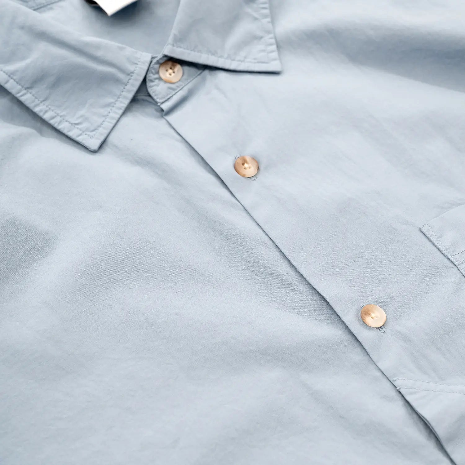 POLAR SKATE CO(ポーラー)のワイドなシルエットのコットン半袖シャツ「MITCH SHIRT」の爽やかな「DOVE BLUE」カラーの正面襟元の写真