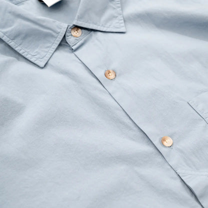 POLAR SKATE CO(ポーラー)のワイドなシルエットのコットン半袖シャツ「MITCH SHIRT」の爽やかな「DOVE BLUE」カラーの正面襟元の写真
