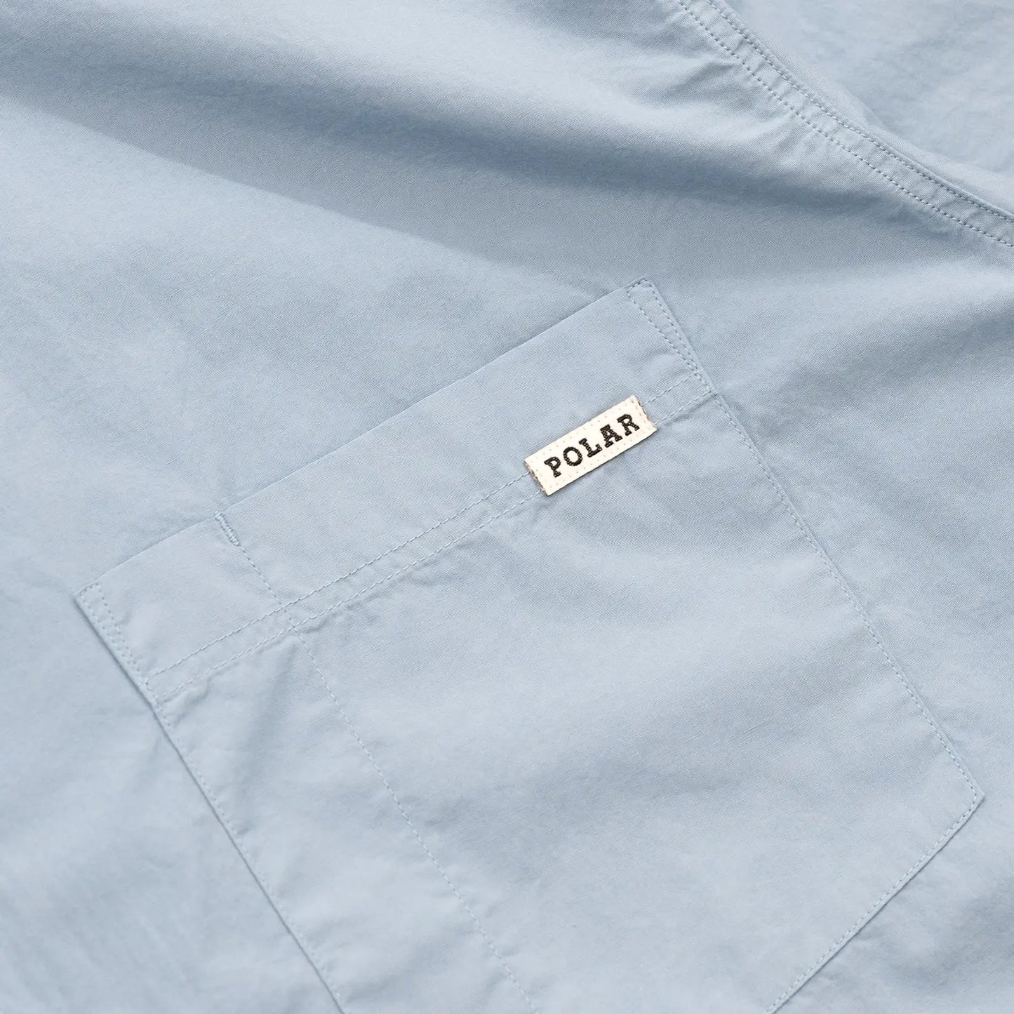 POLAR SKATE CO(ポーラー)のワイドなシルエットのコットン半袖シャツ「MITCH SHIRT」の爽やかな「DOVE BLUE」カラーの左胸ポケットの写真