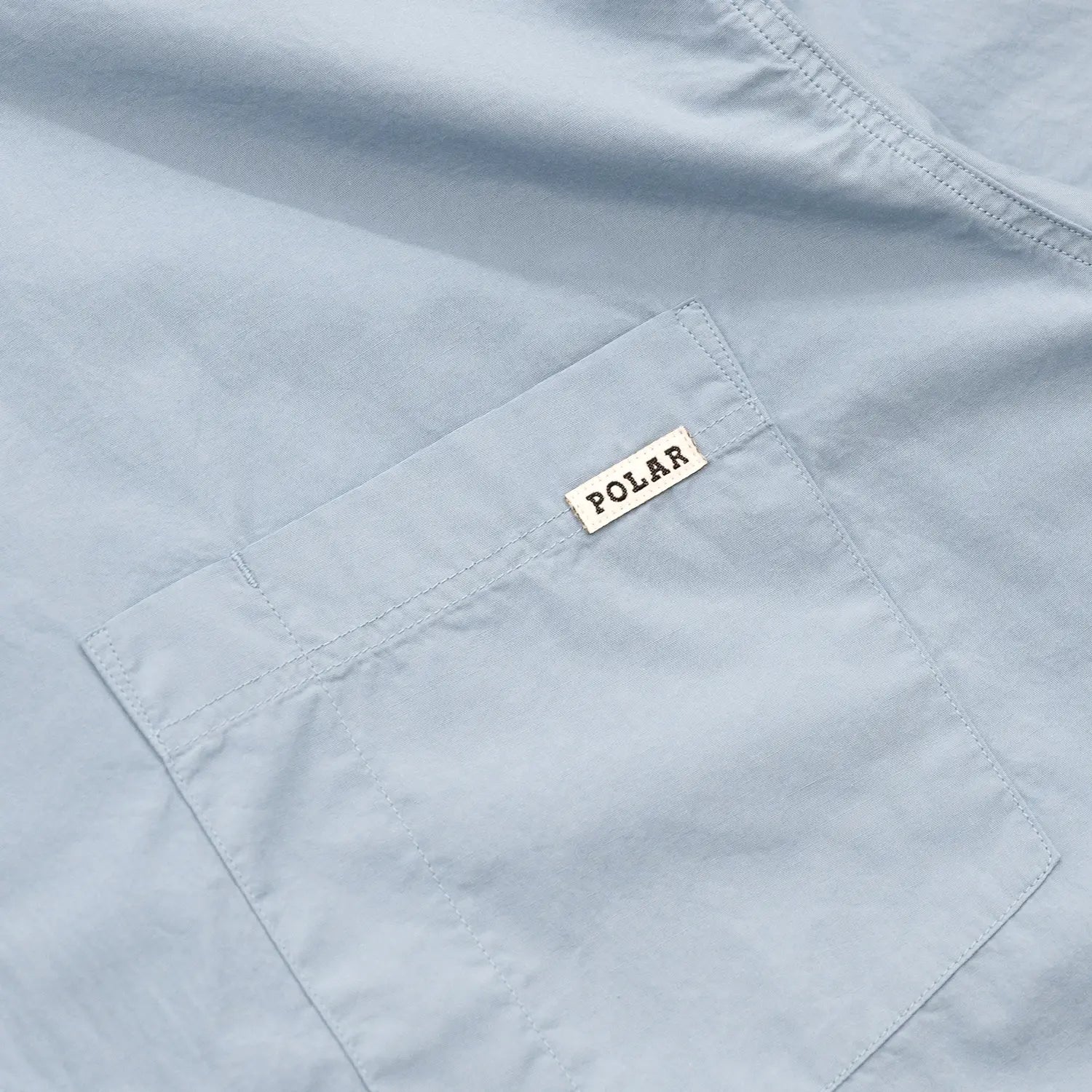 POLAR SKATE CO(ポーラー)のワイドなシルエットのコットン半袖シャツ「MITCH SHIRT」の爽やかな「DOVE BLUE」カラーの左胸ポケットの写真