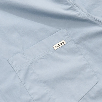 POLAR SKATE CO(ポーラー)のワイドなシルエットのコットン半袖シャツ「MITCH SHIRT」の爽やかな「DOVE BLUE」カラーの左胸ポケットの写真