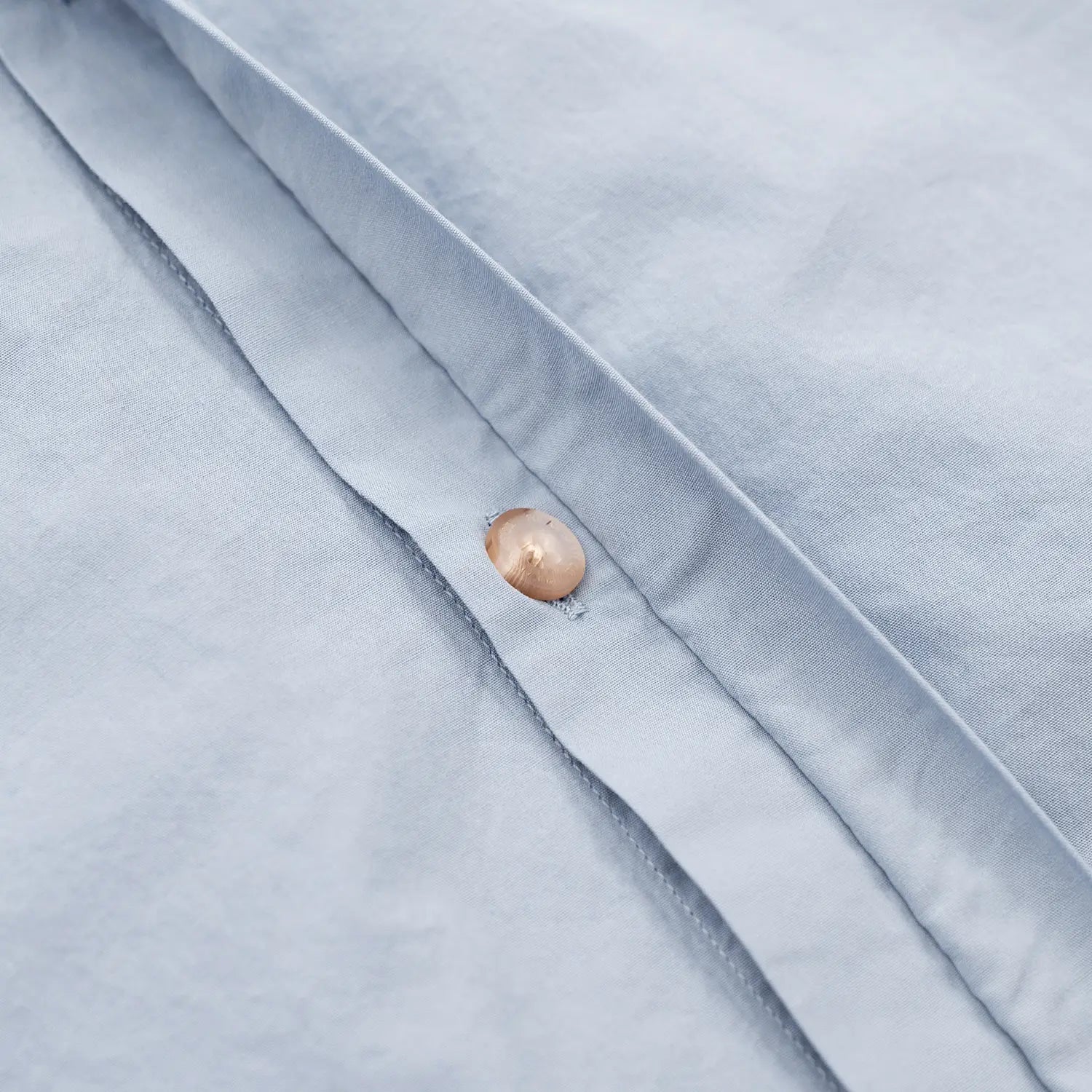 POLAR SKATE CO(ポーラー)のワイドなシルエットのコットン半袖シャツ「MITCH SHIRT」の爽やかな「DOVE BLUE」カラーのボタン部分の写真